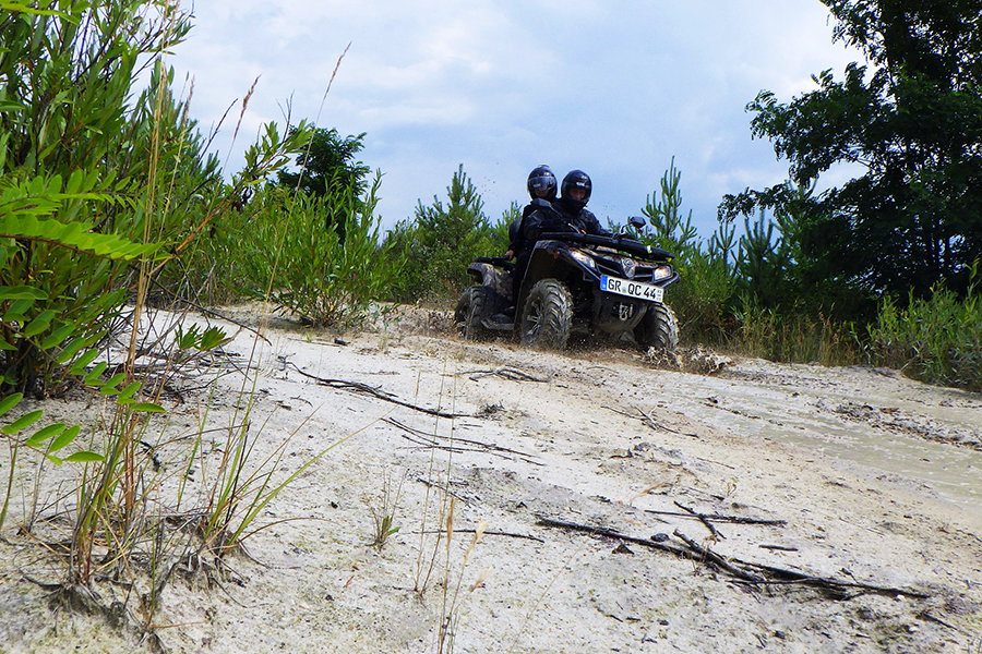 Quad offroad durch Wasser